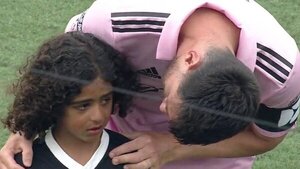 (VIDEO) El tierno momento de Messi con un niño que rompió en llanto