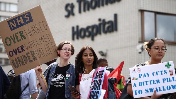 Médicos de Inglaterra redoblan lucha por mejor salario y anuncian otros cuatro días de huelga - .::Agencia IP::.