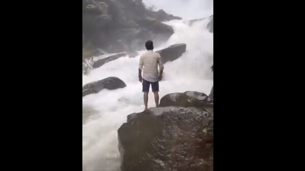 Diario HOY | VIDEO| Joven se resbaló de una roca y fue arrastrado por una cascada
