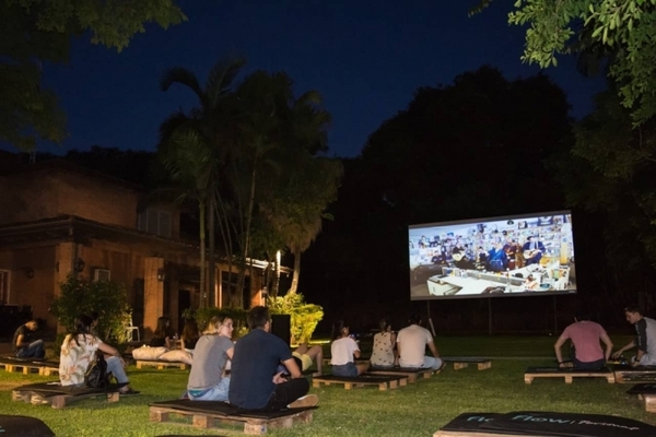 Cine al aire libre presenta este jueves “8 cuentos sobre mi hipoacusia” | Lambaré Informativo