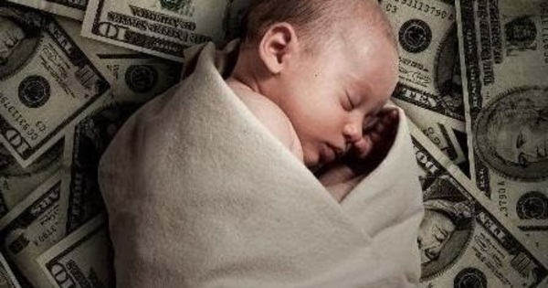 Madre hace "tráfico infantil" con su propia bebé y se compró un celular