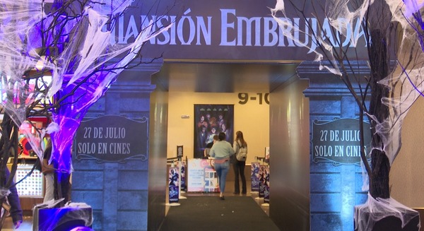 ¡“La mansión embrujada” llega a cines este jueves! - trece
