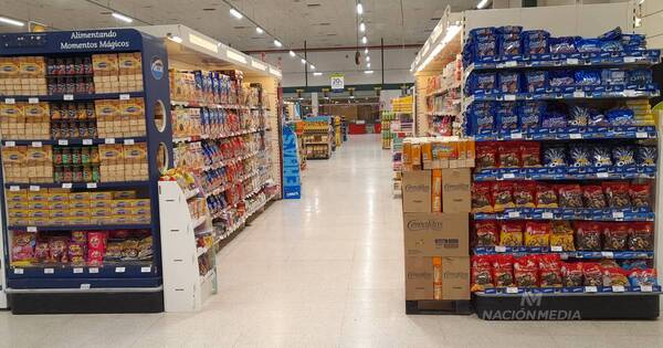 La Nación / Supermercados registran caída de ventas por auge del contrabando