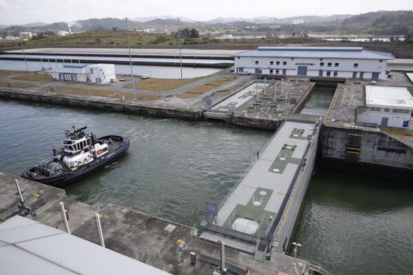 El Canal de Panamá reduce el número de tránsitos diarios de buques debido a la sequía - MarketData