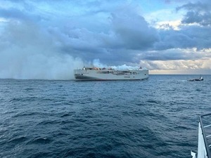 Buque de carga con 3.000 vehículos se incendió frente a las costas de Países Bajos - Unicanal