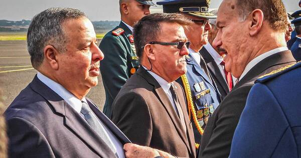 La Nación / Fuerza Aérea condecora al ministro Esteban Aquino