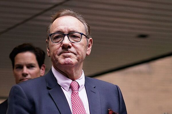 Kevin Spacey lloró tras ser absuelto por delitos sexuales