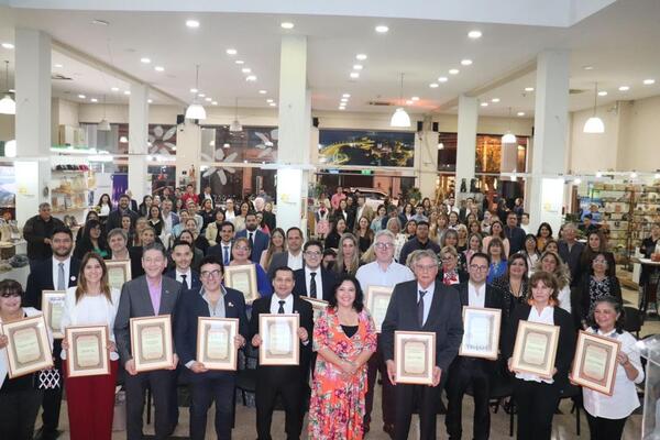 Senatur entregó reconocimiento por su aporte al turismo a empresas y asociaciones - .::Agencia IP::.
