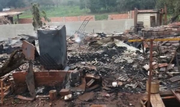 Hombre muere calcinado durante incendio de su vivienda - Noticiero Paraguay