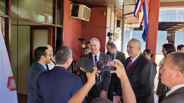 Embajador de Estados Unidos promete apoyo a fiscales de Ciudad del Este