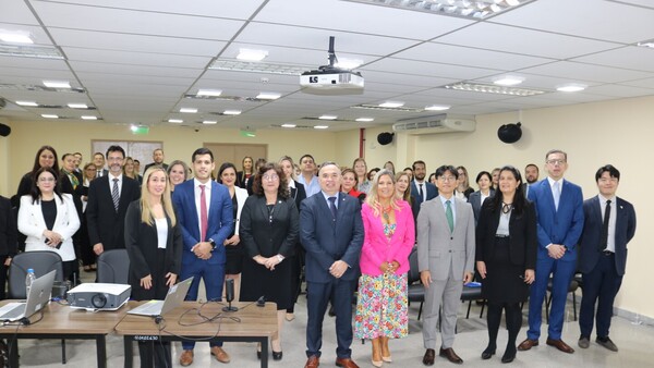 Autoridades y becarios exponen desafíos en auditoría pública durante seminario