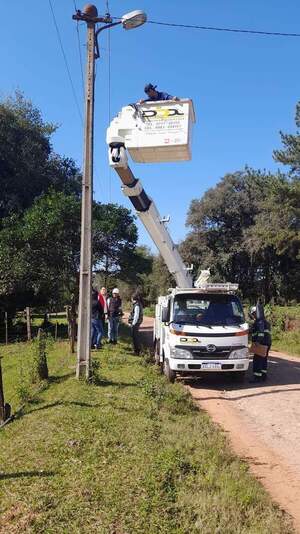 dministración Municipal impulsa reparaciones de alumbrado y verificación de tendido eléctrico en la zona de Teju Kuare en Nva. Alborada