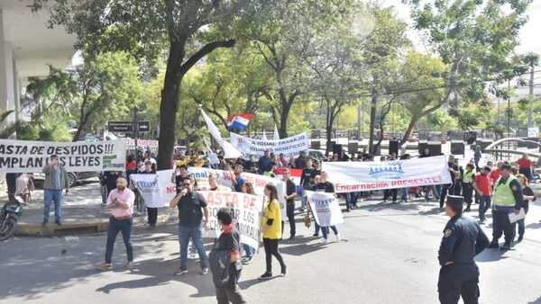 Protestan por despidos tras fusión de bancos