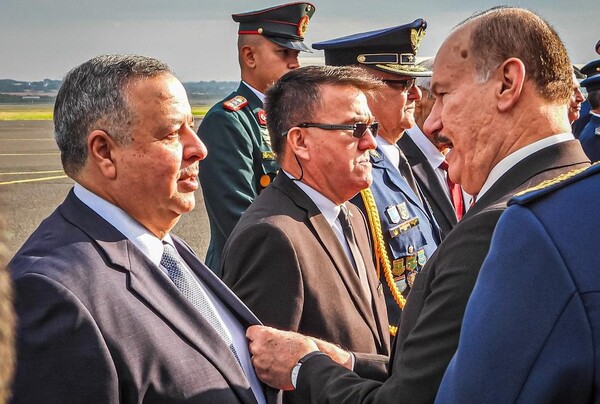 La FAP distingue con Medalla de Honor al ministro de Inteligencia, Esteban Aquino - La Tribuna