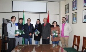 Entregan materiales a estudiantes que se encargan del IPC–CDE