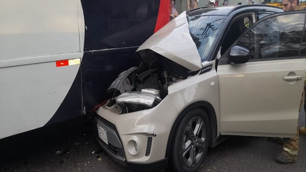 Conductora queda herida tras chocar contra un colectivo