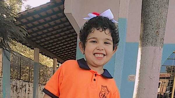 Piden ayuda para que la pequeña Sofi reciba tratamiento contra el cáncer en Argentina
