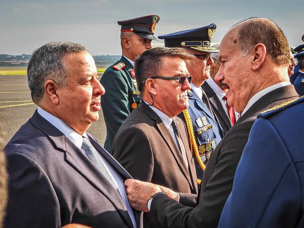 Condecoran al ministro Esteban Aquino por servicios prestados a la Fuerza Aérea Paraguaya - ADN Digital