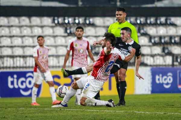 Versus / Aguirre dio su opinión sobre el fútbol paraguayo y se refirió a Gabriel Báez