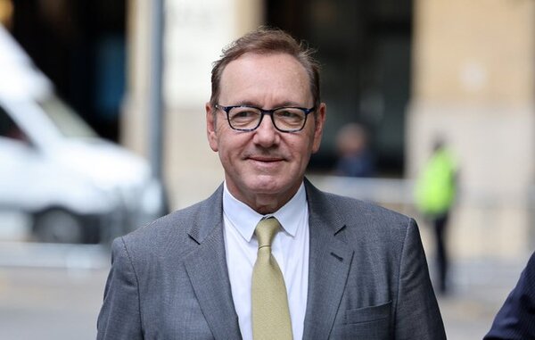 El actor Kevin Spacey fue absuelto de cargos de agresión sexual en un juicio en Londres