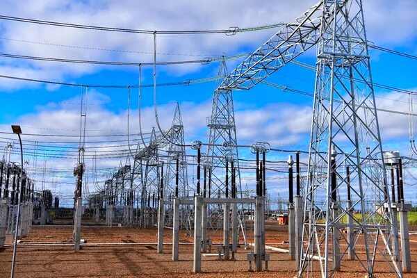 Itaipú cubrió el 88% de nuestro consumo de electricidad de este año - Economía - ABC Color