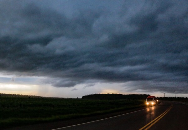 Anuncian tormentas eléctricas y ráfagas de viento para la Región Oriental - Unicanal