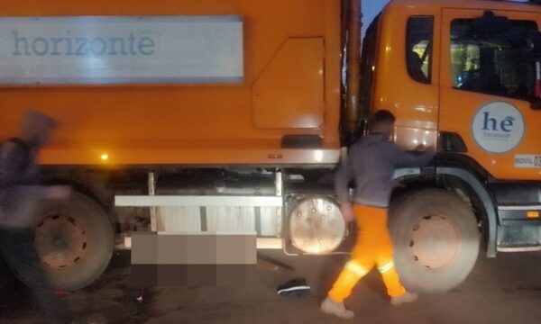 Recolector de basuras ocasiona grave accidente