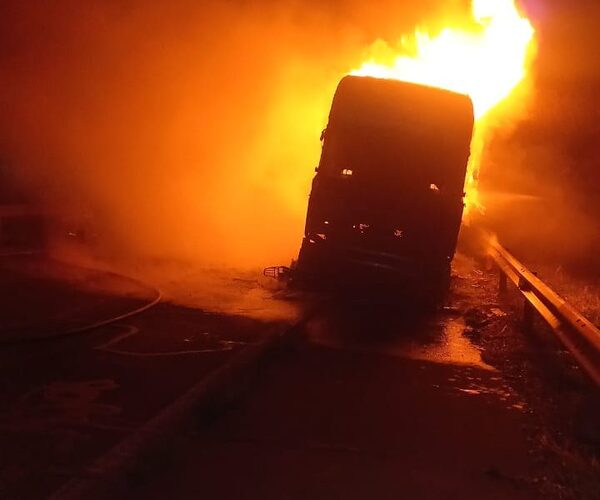 Delincuentes queman camión y vehículos tras robo de mercaderías