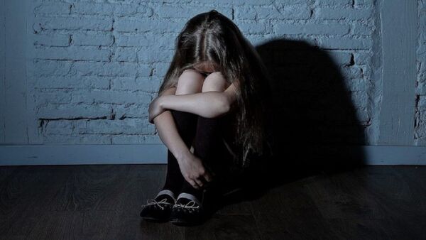 Indagan abuso o maltrato a niña: Se refugió en cooperativa y presenta varias heridas