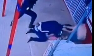 (VIDEO) Pareja reventó a golpes a dos policías en plena calle