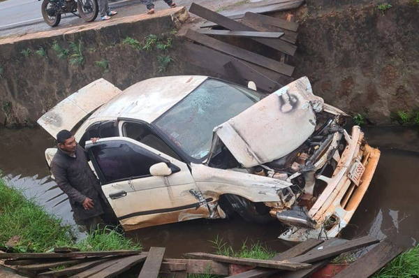 Conductor cae a una cuneta y resulta herido en Coronel Oviedo - Noticiero Paraguay