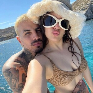 Rauw Alejandro Confirma Fin de su Compromiso con Rosalía | OnLivePy