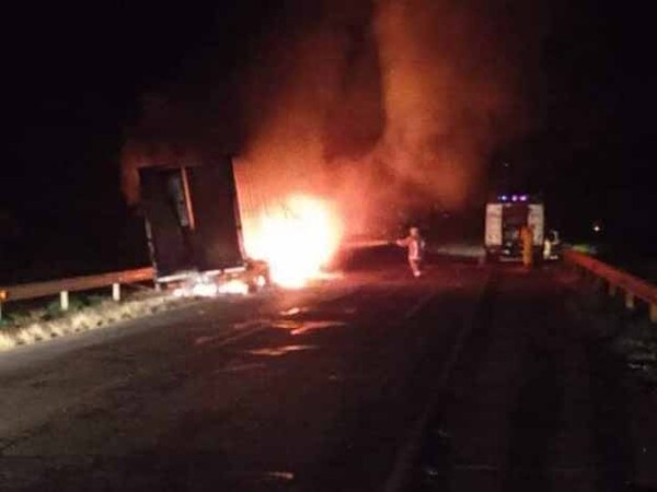 “Piratas del asfalto” queman camión transportador tras robo de mercaderías | DIARIO PRIMERA PLANA