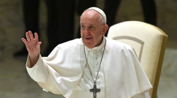 La salud del papa mejora y podría recibir pronto el alta.