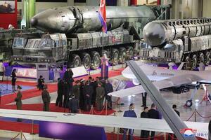Kim Jong-un exhibió arsenal de misiles nucleares y drones a ministro de defensa ruso | OnLivePy