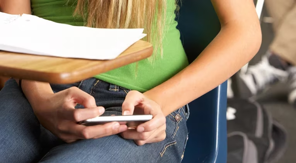 UNESCO recomienda prohibir el uso de celulares en las escuelas