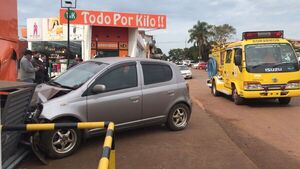 Mujer pierde el control de su vehículo y choca contra una estación de servicios en María Auxiliadora