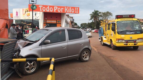 Mujer pierde el control de su vehículo y choca contra una estación de servicios en María Auxiliadora