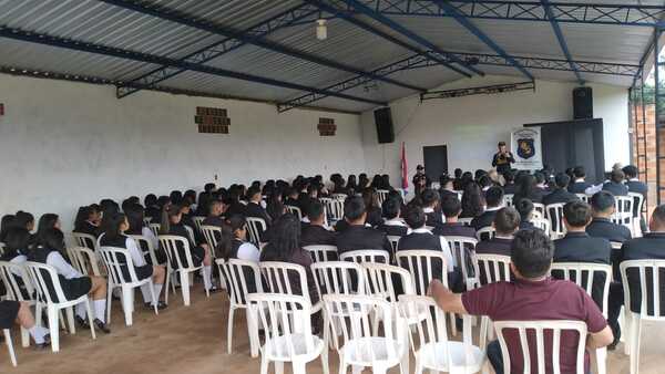 Realizan charla preventiva a estudiantes sobre el consumo de las drogas - .::RADIO NACIONAL::.
