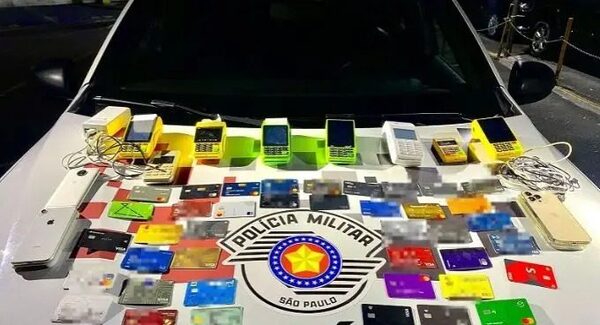 Detienen a taxista con 41 tarjetas de crédito robadas