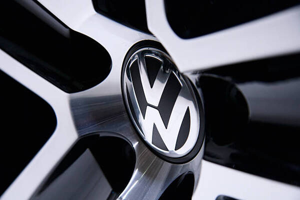 Volkswagen gana 7.459 millones de euros hasta junio de 2023, un 27,6% menos que el a帽o anterior - Revista PLUS