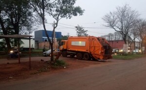 Dos heridos en percance entre camión recolector y motocicleta