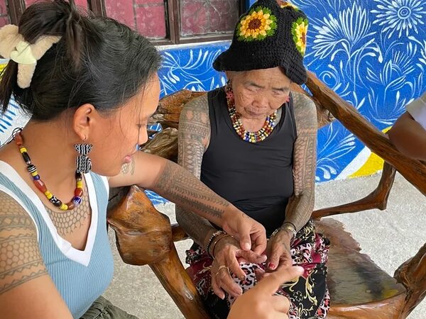 Visita a Whang-Od, una artista del tatuaje de 106 años - Estilo de vida - ABC Color