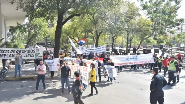 Protestas en Asunción: Despidos tras fusión Sudameris-Banco Regional