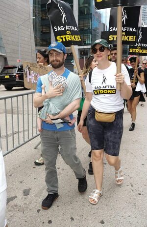Daniel Radcliffe aparece en la huelga de actores de Hollywood con su bebé en brazos - Gente - ABC Color