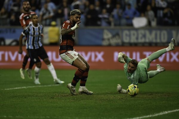 Versus / Flamengo, rival copero de Olimpia, castigó al Gremio de Villasanti