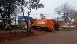Diario HOY | Motociclista quiso pasar a camión de basura y chocó