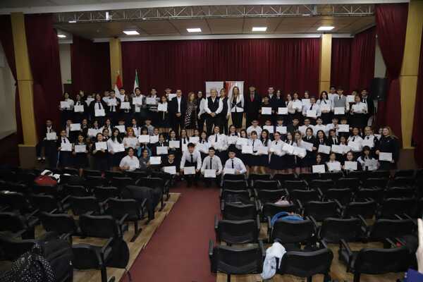 120 estudiantes de Encarnación recibieron sus certificados de Pasantías Educativas