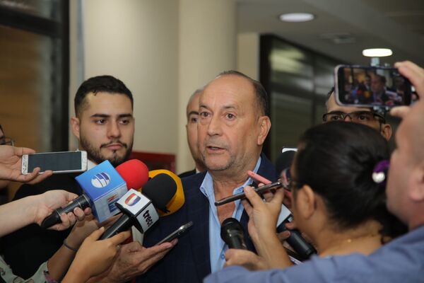 Hernán Rivas debe pedir permiso en el JEM hasta aclarar su situación, opinó Salomón | 1000 Noticias
