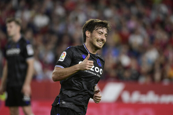 Versus / El talentoso futbolista David Silva anunció su retiro del fútbol